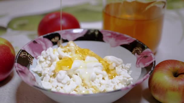 碗中的鸡汤中流淌着黄色透明的治疗蜂蜜 — 图库视频影像
