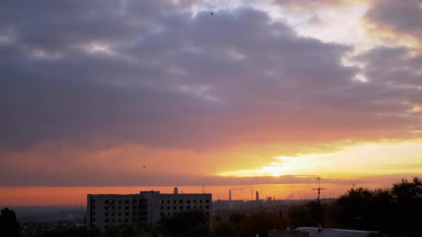 Zeitraffer-Sonnenaufgang über einem orange-roten Horizont und grauen Wolken. Morgendämmerung. 4K — Stockvideo