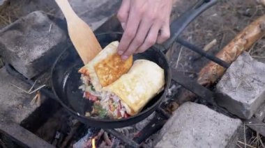 Pita on Outdoor 'da pişirilmiş et şenlik ateşi, Pan' da. 4K
