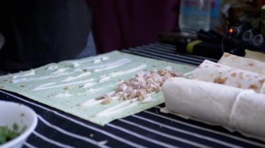 Lavash, Orman 'da et çorbası pişiriyorum. 4 bin. Kapat.