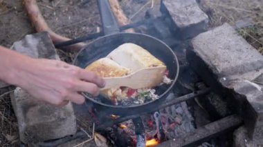 Pita on Outdoor 'da pişirilmiş et şenlik ateşi, Pan' da. 4K