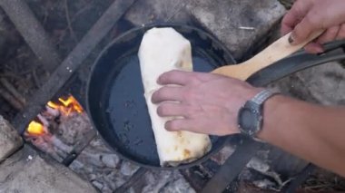 Pita Ekmeğine sarılı pişirme Shawarma Açık havada, Yanan Şenlik Ateşi Pan 'da