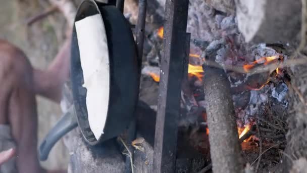 Cocinar carne Shawarma Envuelto en Pita al aire libre, hoguera ardiente, en Pan. 4K — Vídeos de Stock