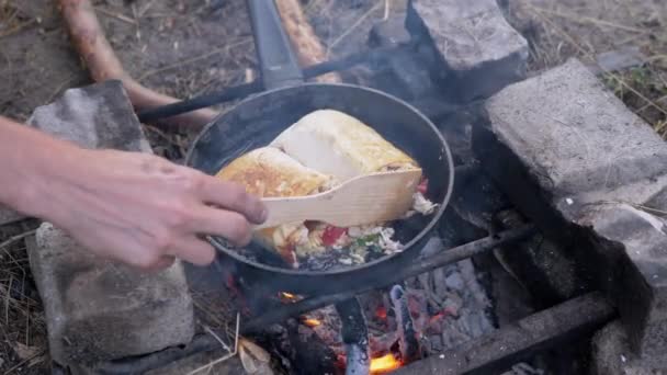 Carnea de gătit Shawarma înfășurată în Pita în aer liber, arderea focului de tabără, în Pan. 4K — Videoclip de stoc