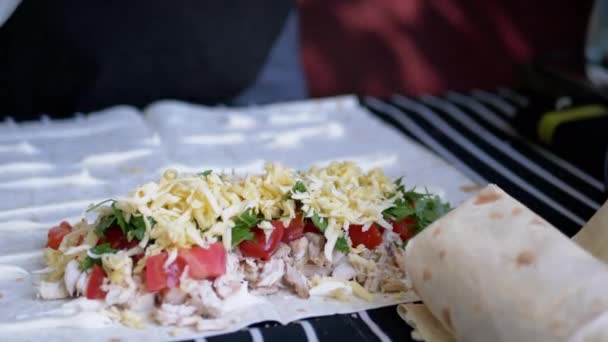 Gotowanie mięsa Shawarma w Lavash w Outdoor w lesie. 4K. Zamknij się. — Wideo stockowe