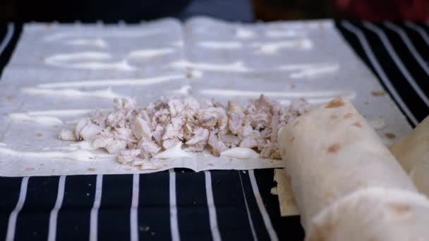 Cooking Meat Shawarma di Lavash, Outdoor, Forest. 4K. Tutup. — Stok Video