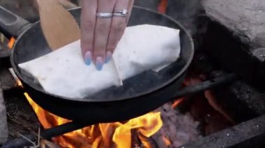 Pita Ekmeğine Sarılı Pişirilmiş Et Şenlik Ateşi, Pan 'da. 4K