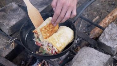 Pita on Outdoor 'da pişirilmiş et şenlik ateşi, Pan' da. Büyüt