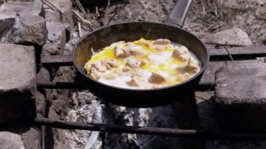 Şenlik ateşinde Çırpılmış Yumurta Kızartma Tavasında Hazırlık. 4K