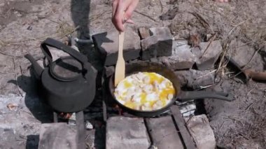 Erkek, Turist Kızartma Yumurtası Kızartma Tavası 'nda Şenlik Ateşi Üzerinde. 4 bin. Kapat.