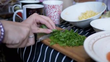 Kadın Eller Bıçak Yeşilliği Kesiyor, Maydanoz Açık havada Tahta Tahtada