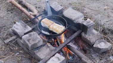 Pan 'da Pita on Outdoor, Burning Şenlik Ateşi' ne sarılmış et Shawarma 'yı hazırlıyorum. 4K