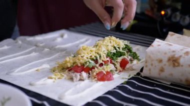 Lavash, Orman 'da et çorbası pişiriyorum. 4 bin. Kapat.