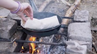 Pan 'da Pita on Outdoor, Burning Şenlik Ateşi' ne sarılmış et Shawarma 'yı hazırlıyorum. 4K