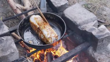Pita Ekmeğine sarılı pişirme Shawarma Açık havada, Yanan Şenlik Ateşi Pan 'da