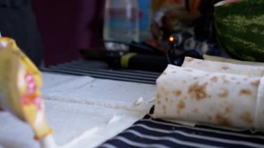 Lavash, Orman 'da et çorbası pişiriyorum. 4 bin. Kapat.