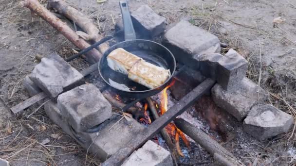 Příprava masové Shawarma zabalené v Pita na venkovní, hořící táborák, v Pan. 4K — Stock video