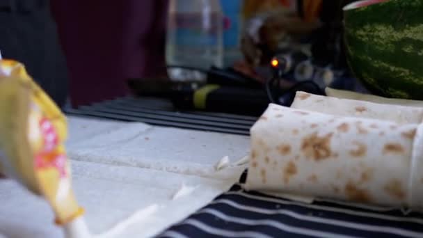 Gotowanie mięsa Shawarma w Lavash w Outdoor w lesie. 4K. Zamknij się. — Wideo stockowe