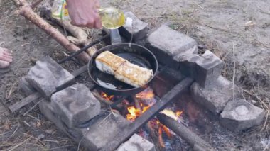 Pan 'da Pita on Outdoor, Burning Şenlik Ateşi' ne sarılmış et Shawarma 'yı hazırlıyorum. 4K