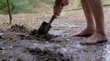 İnsan Gök Gürültüsü Kazar, Bir Hendek, Islak Dünya 'da Kürek Kullanarak Bir Kanalizasyon