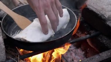 Pita Ekmeğine Sarılı Pişirilmiş Et Şenlik Ateşi, Pan 'da. 4K