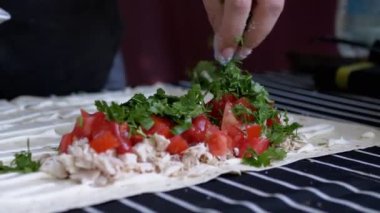 Lavash, Orman 'da et çorbası pişiriyorum. 4 bin. Kapat.