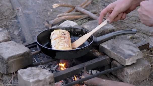 Cocinar carne Shawarma envuelta en pan de Pita al aire libre, hoguera ardiente, en pan — Vídeos de Stock
