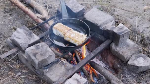 Förberedelse av kött Shawarma Insvept i Pita på utomhus, brinnande brasa, i Pan — Stockvideo