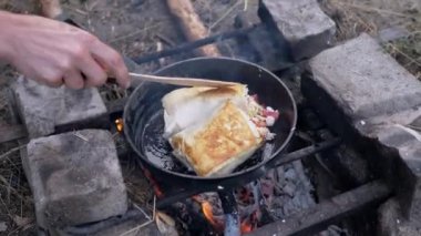 Pita on Outdoor 'da pişirilmiş et şenlik ateşi, Pan' da. 4K