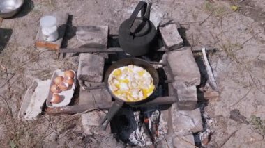 Şenlik ateşinde Çırpılmış Yumurta Kızartma Tavasında Hazırlık. 4K