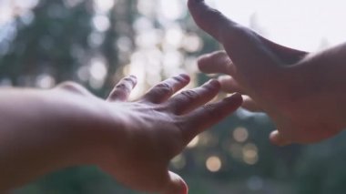 Gün batımında Güneş Işıkları 'nda Eller Kadın ve Erkek Güneş Işığı' na uzanıyor. 4K