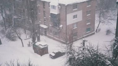 Yard 'daki eski konutların çatılarına kar yağışı yağıyor. Yavaş çekim