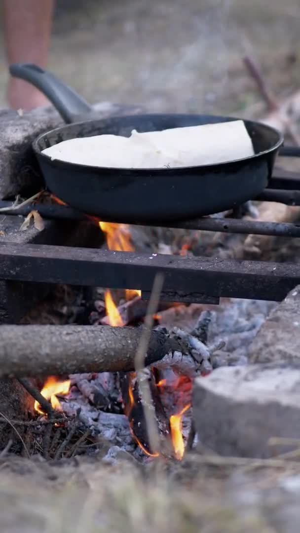 Förbereda kött Shawarma Insvept i Pita på utomhus, Burning Bonfire, i Pan. 4K — Stockvideo