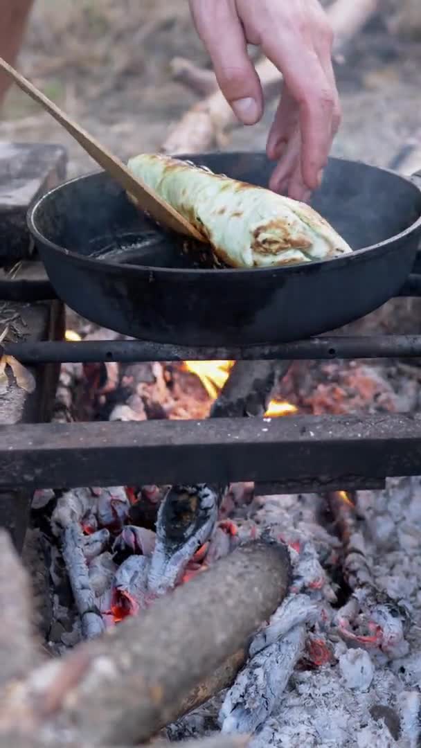 Főzés Meat Shawarma csomagolva Pita kenyér nyílt, égő máglya, Pan. 4K — Stock videók