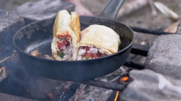 Zubereitung von Fleisch Shawarma Wrapped in Pita on Outdoor, Burning Bonfire, in Pan. 4K — Stockvideo