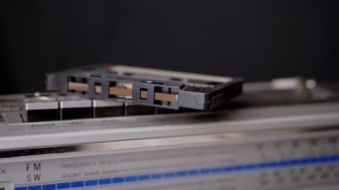 Erkek El, Retro Teyp Düğmeleri Üzerinde Yalan Söyleyen Eski Bir Kaset Aldı