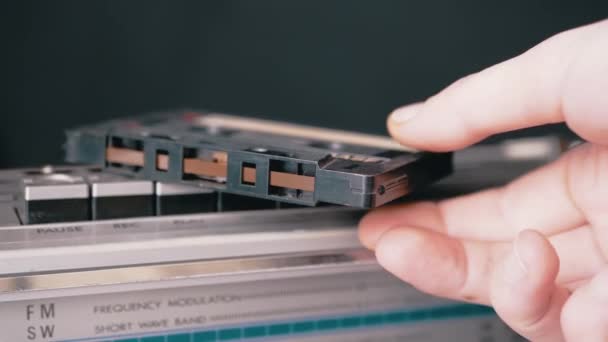 Férfi kéz vesz egy régi audio kazetta fekvő gombok retro magnó — Stock videók