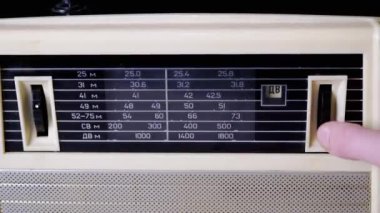 Eski Analog Alıcısı 'nda Frekansı Ayarlayan Bir Kadın Parmağı. Büyüt