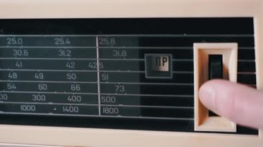Eski Analog Alıcısı 'nda Frekansı Ayarlayan Bir Kadın Parmağı. Büyüt