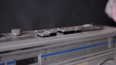 Karanlık Oda 'da Eski Bir Kasetçaların Üzerinde Kadın Parmakları Basıyor