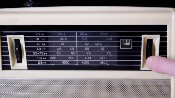 Dedos femininos ajustando a frequência em um receptor analógico vintage antigo. Zoom — Vídeo de Stock