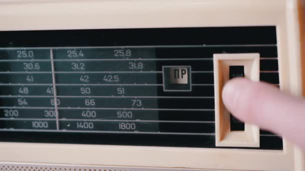 A Female Fingers Tuning the Frequency on an Old Vintage Analog Receiver. 4K — Vídeo de Stock