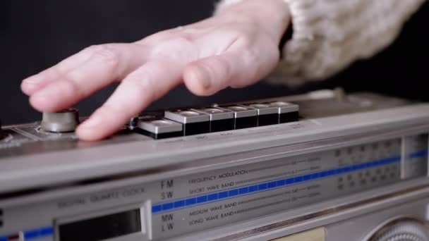 Femme main exécute doigts sur les boutons d'un vieil enregistreur de bande rétro vintage — Video