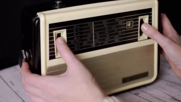 En kvinnlig fingrar Tuning frekvensen på en gammal vintage analog mottagare. 4K — Stockvideo