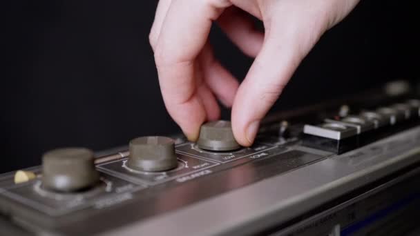 Vrouwelijke vingers Spinning the Volume, Balance Knobs op een oude cassette recorder. 4K — Stockvideo