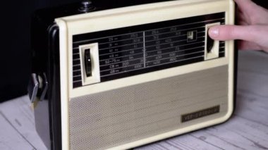 Eski Bağbozumu Analog Alıcısı 'nda Frekansı Ayarlayan Kadın Parmaklar. 4K