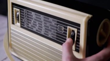 Eski Analog Alıcısı 'nda Frekansı Ayarlayan Bir Kadın Parmağı. 4K