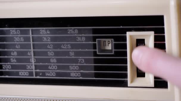 Kobiece palce stroją częstotliwość na starym, zabytkowym odbiorniku analogowym. 4K — Wideo stockowe