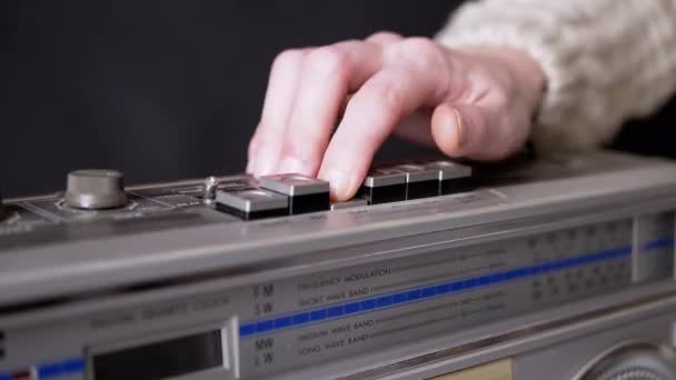 Vrouwelijke vingers drukken op knoppen op een oude Vintage Tape Recorder in Dark Room — Stockvideo