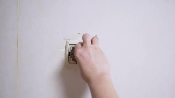 Männlicher Elektriker installiert während einer Wohnungsrenovierung einen neuen Schalter an einer Wand — Stockvideo